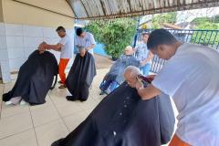 Homens privados de liberdade realizam cortes de cabelo e barba em asilo de Jandaia do Sul