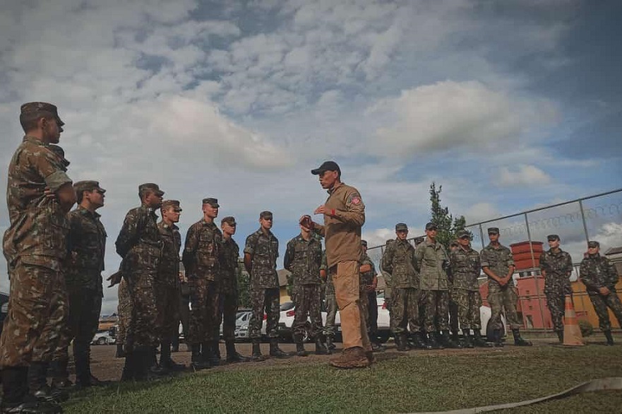 Exército Brasileiro - Durante as instruções no campo, todo soldado