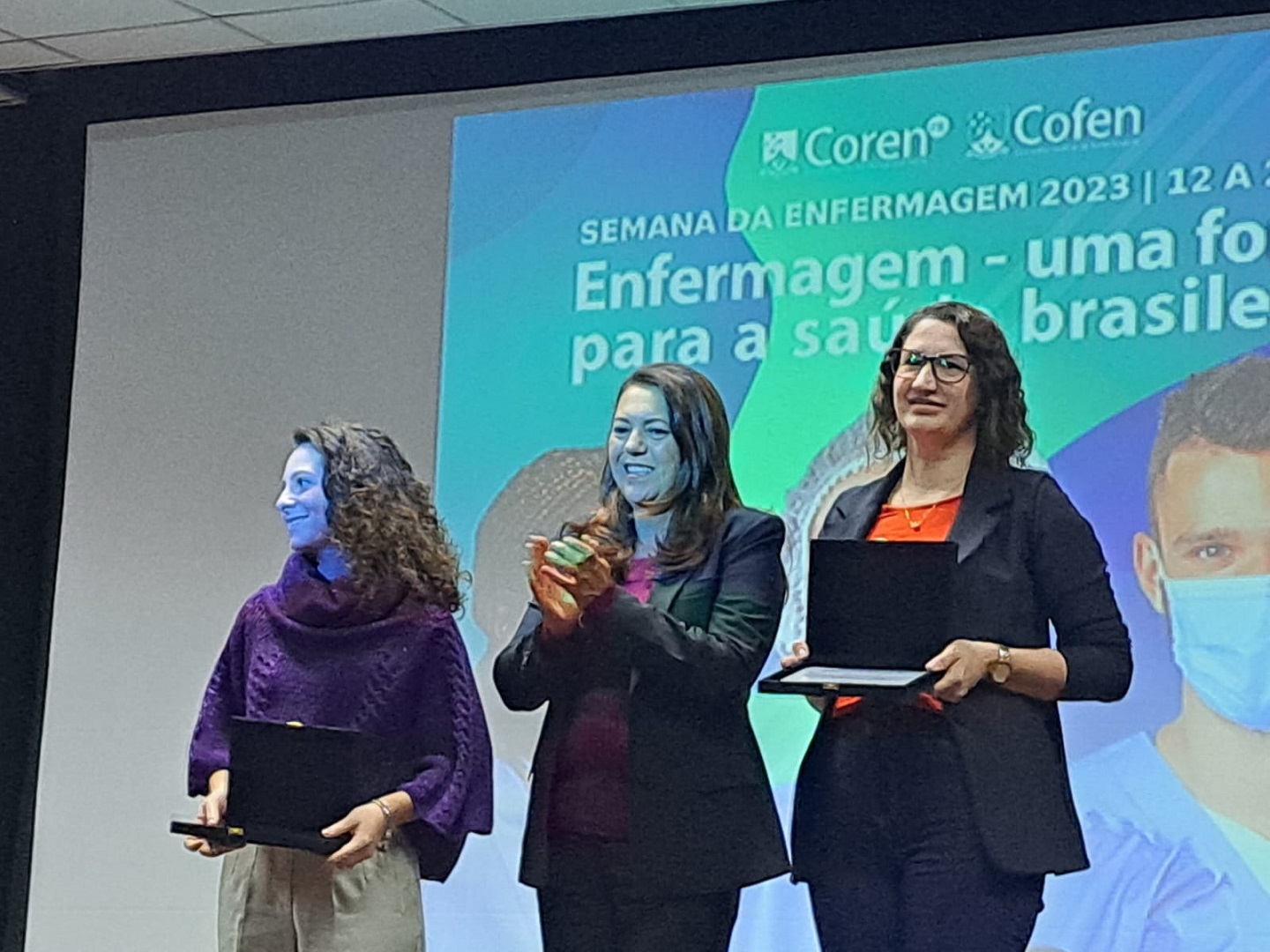 Profissional de saúde da Polícia Penal do Paraná recebe prêmio do Conselho Regional de Enfermagem em Cascavel