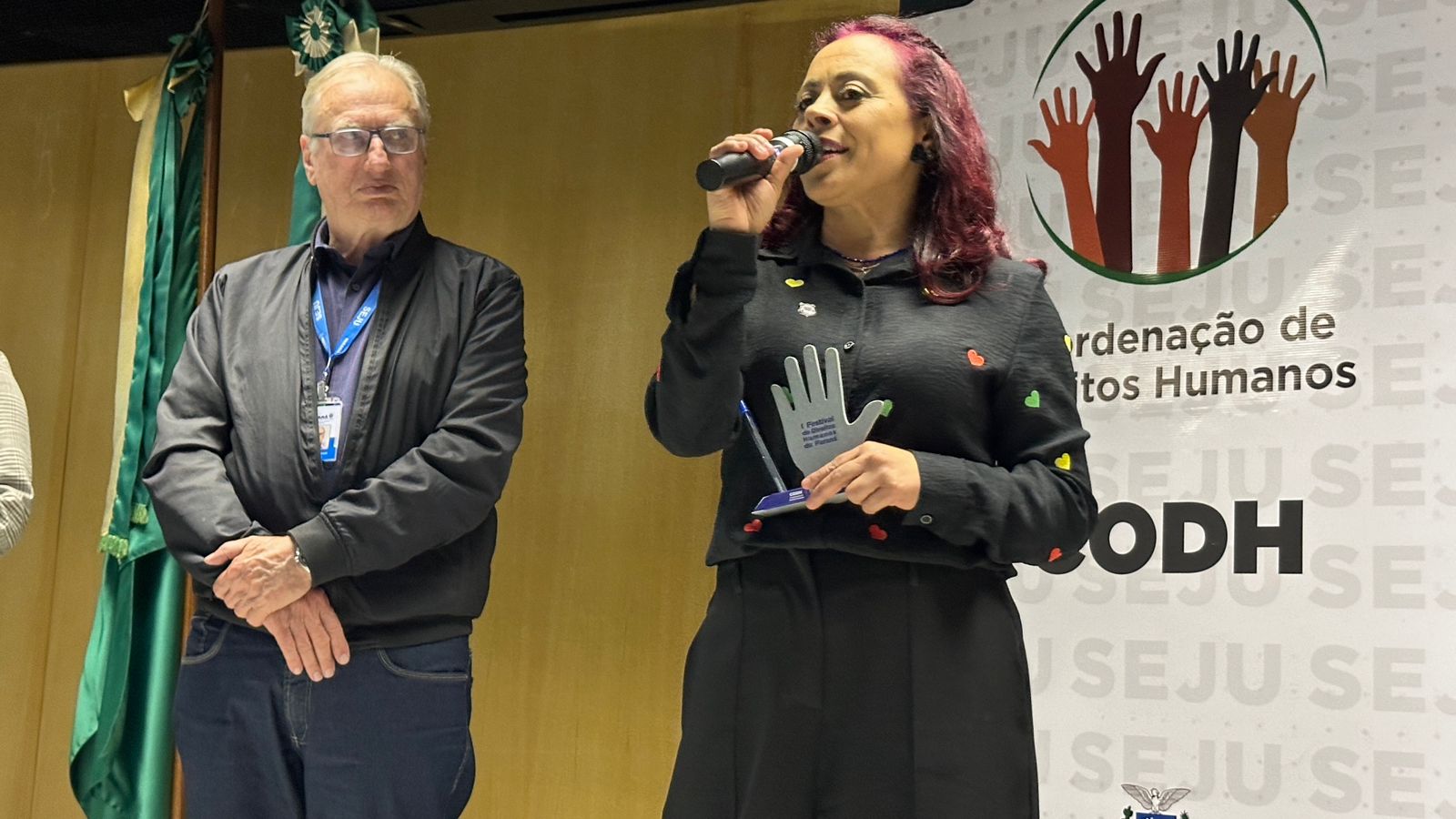 Policial penal Marilu da Costa recebe homenagem por seu trabalho em prol dos direitos humano no sistema prisional do Paraná