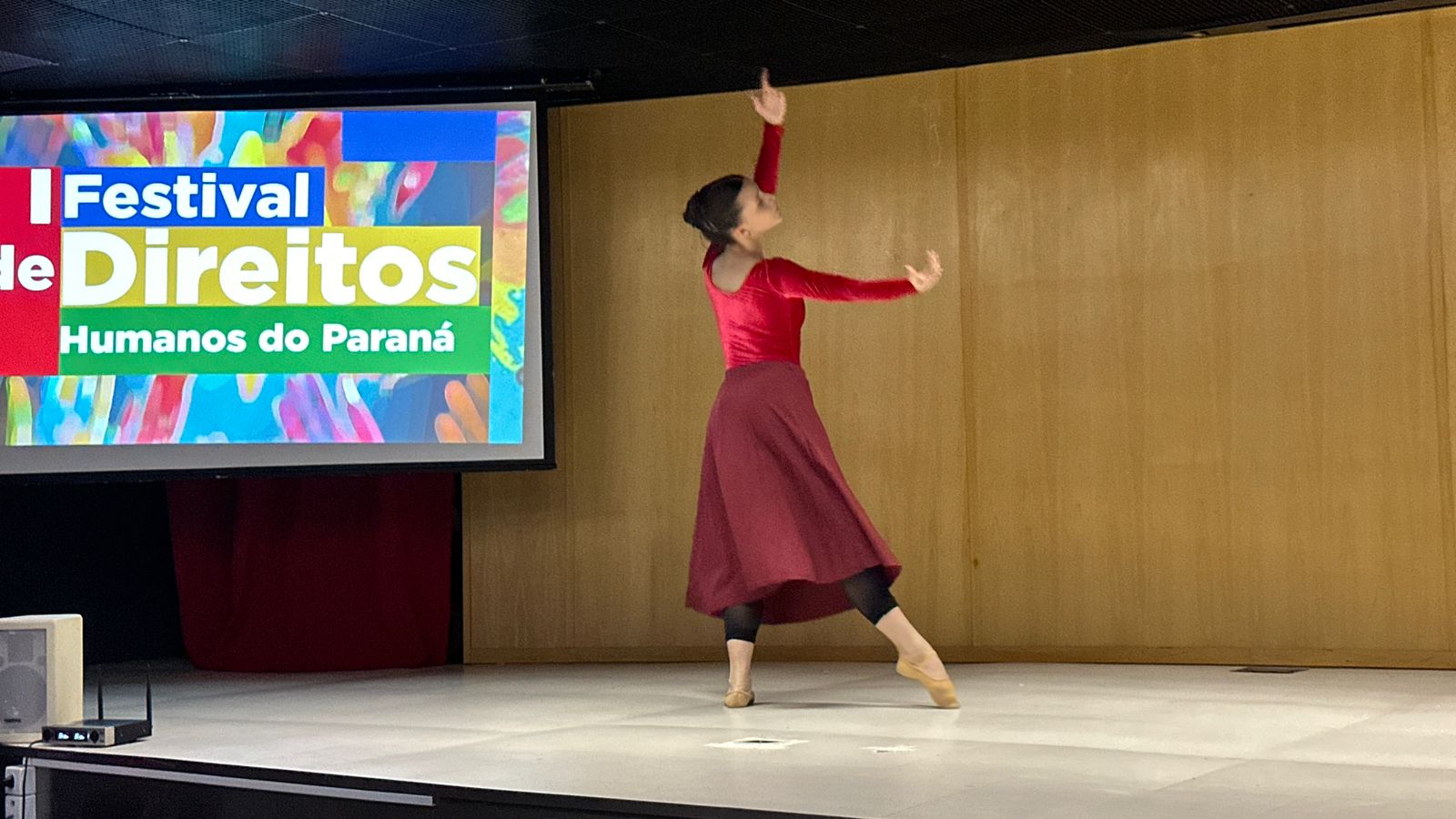 Policial penal Marilu da Costa recebe homenagem por seu trabalho em prol dos direitos humano no sistema prisional do Paraná