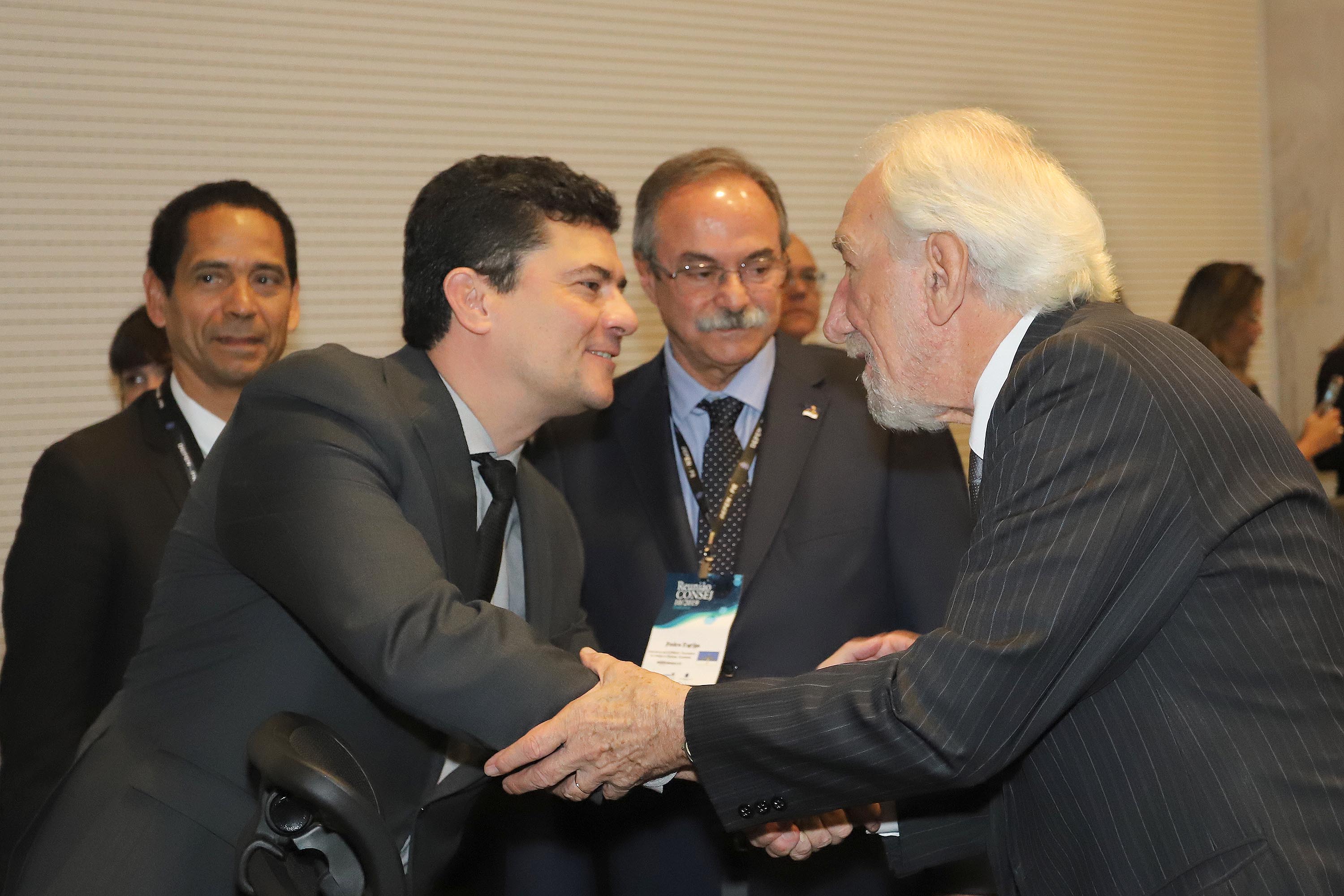 O governador Carlos Massa Ratinho Junior e o ministro da Justiça Sergio Moro, participaram da Encontro do Conselho Nacional de Secretários de Estado da Justiça, Cidadania, Direitos Humanos e Administração Penitenciária, que realiza-se no Palácio Iguaçu. Participaram: os secretários: de Segurança Pública, cel. Romulo Marinho Soares; entre outros.Curitiba, 04-10-19.Foto: Arnaldo Alves / AEN.