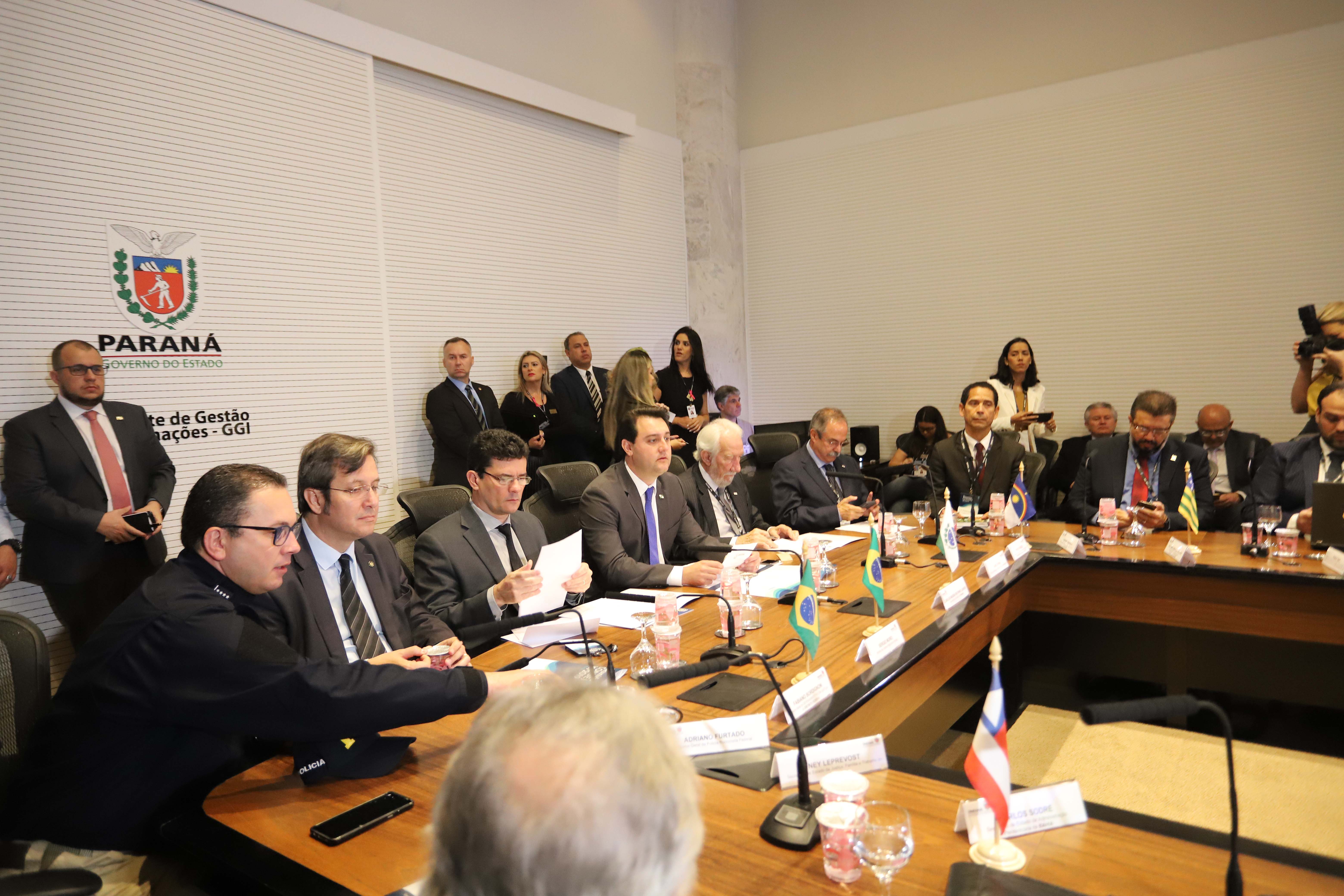 O governador Carlos Massa Ratinho Junior e o ministro da Justiça Sergio Moro, participaram da Encontro do Conselho Nacional de Secretários de Estado da Justiça, Cidadania, Direitos Humanos e Administração Penitenciária, que realiza-se no Palácio Iguaçu. Participaram: os secretários: de Segurança Pública, cel. Romulo Marinho Soares; entre outros.Curitiba, 04-10-19.Foto: Arnaldo Alves / AEN.