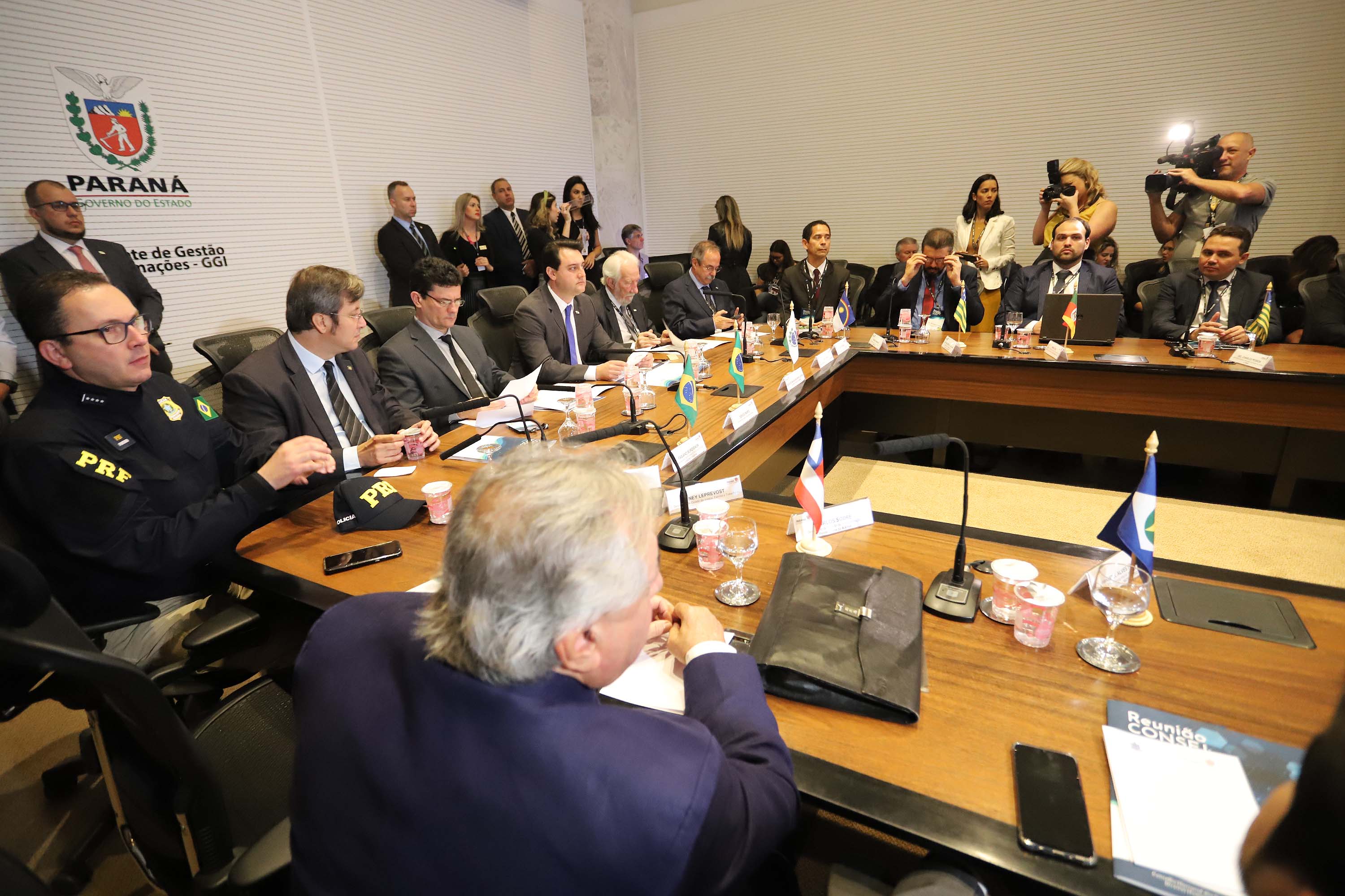 O governador Carlos Massa Ratinho Junior e o ministro da Justiça Sergio Moro, participaram da Encontro do Conselho Nacional de Secretários de Estado da Justiça, Cidadania, Direitos Humanos e Administração Penitenciária, que realiza-se no Palácio Iguaçu. Participaram: os secretários: de Segurança Pública, cel. Romulo Marinho Soares; entre outros.Curitiba, 04-10-19.Foto: Arnaldo Alves / AEN.