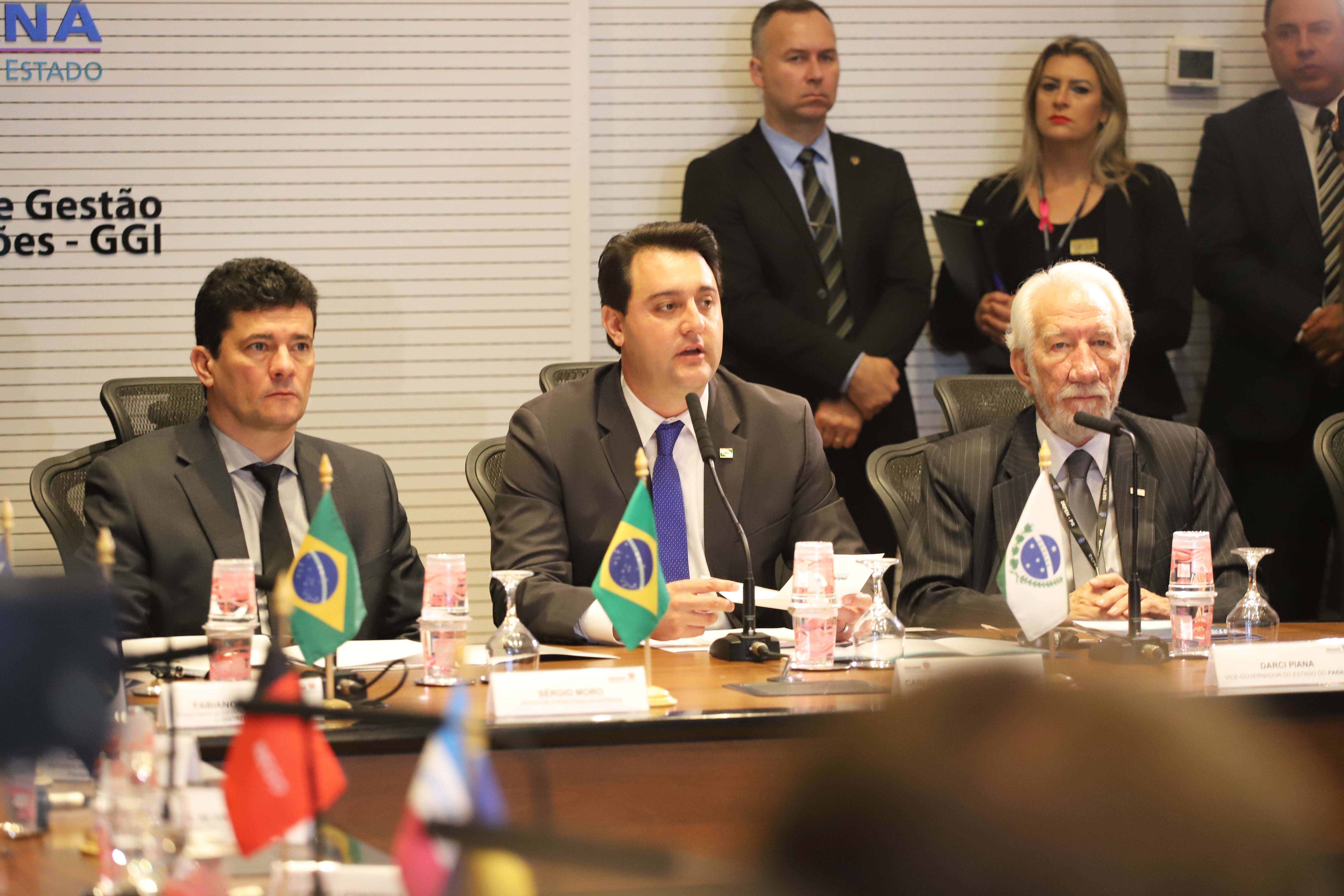 O governador Carlos Massa Ratinho Junior e o ministro da Justiça Sergio Moro, participaram da Encontro do Conselho Nacional de Secretários de Estado da Justiça, Cidadania, Direitos Humanos e Administração Penitenciária, que realiza-se no Palácio Iguaçu. Participaram: os secretários: de Segurança Pública, cel. Romulo Marinho Soares; entre outros.Curitiba, 04-10-19.Foto: Arnaldo Alves / AEN.