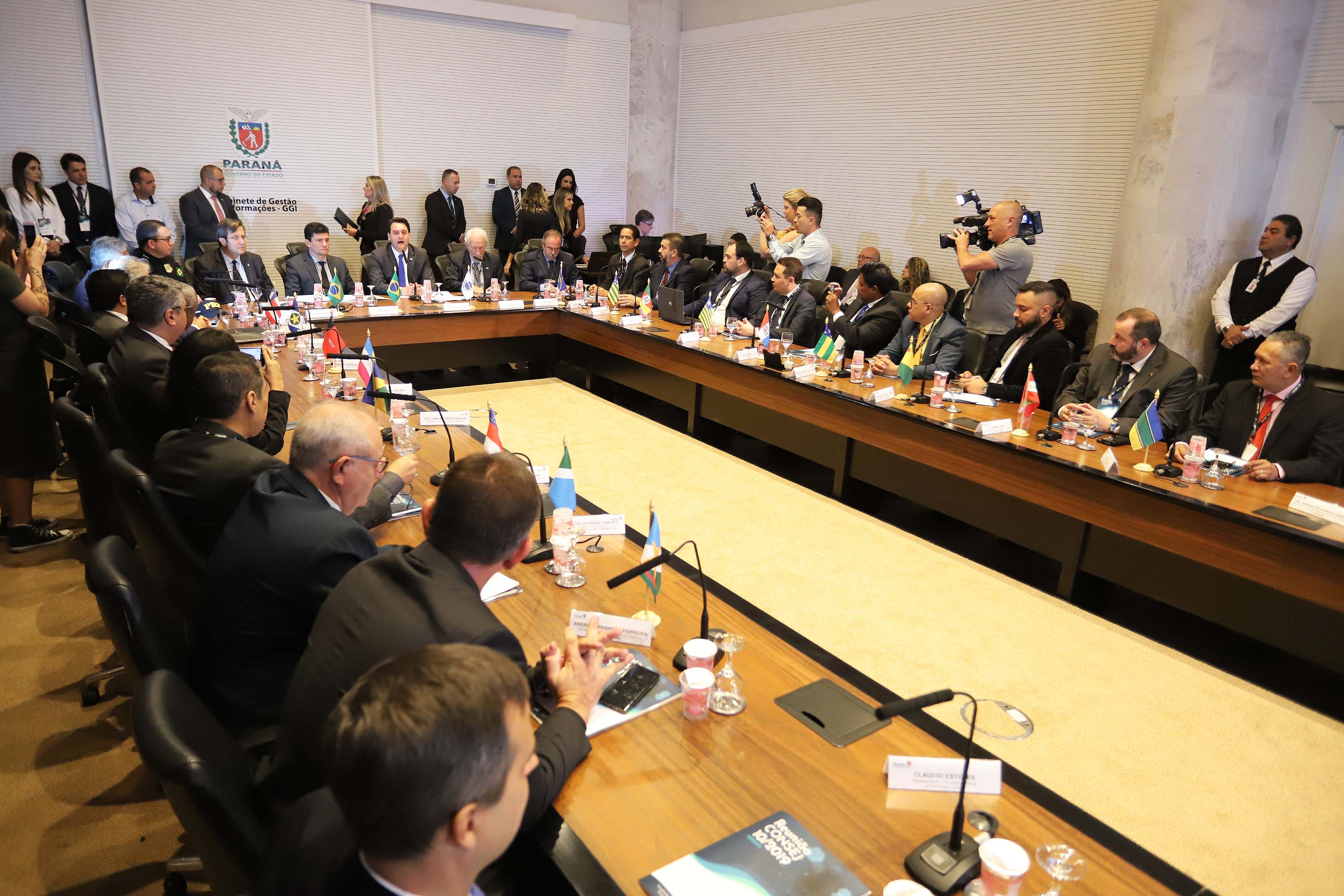O governador Carlos Massa Ratinho Junior e o ministro da Justiça Sergio Moro, participaram da Encontro do Conselho Nacional de Secretários de Estado da Justiça, Cidadania, Direitos Humanos e Administração Penitenciária, que realiza-se no Palácio Iguaçu. Participaram: os secretários: de Segurança Pública, cel. Romulo Marinho Soares; entre outros.Curitiba, 04-10-19.Foto: Arnaldo Alves / AEN.