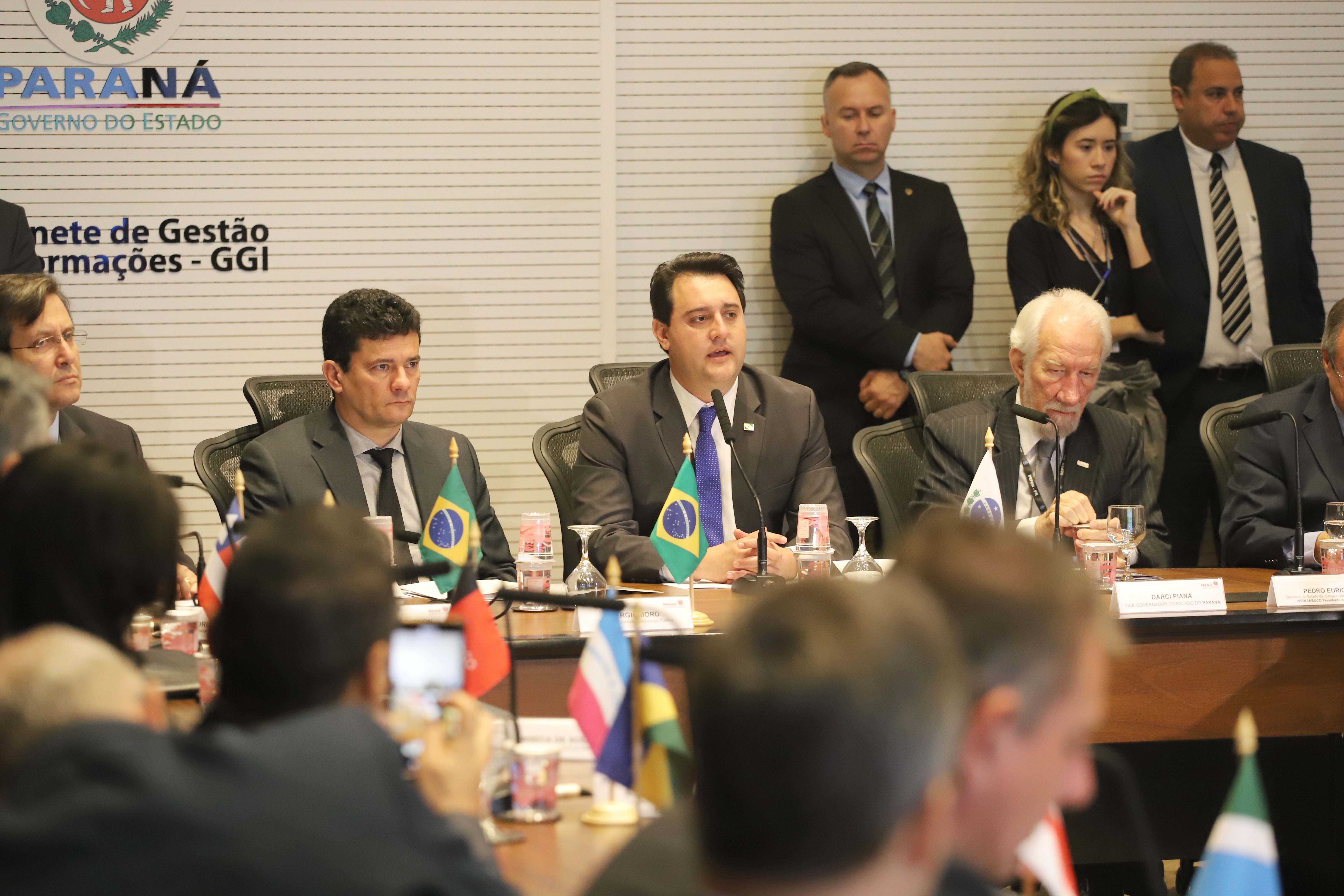 O governador Carlos Massa Ratinho Junior e o ministro da Justiça Sergio Moro, participaram da Encontro do Conselho Nacional de Secretários de Estado da Justiça, Cidadania, Direitos Humanos e Administração Penitenciária, que realiza-se no Palácio Iguaçu. Participaram: os secretários: de Segurança Pública, cel. Romulo Marinho Soares; entre outros.Curitiba, 04-10-19.Foto: Arnaldo Alves / AEN.