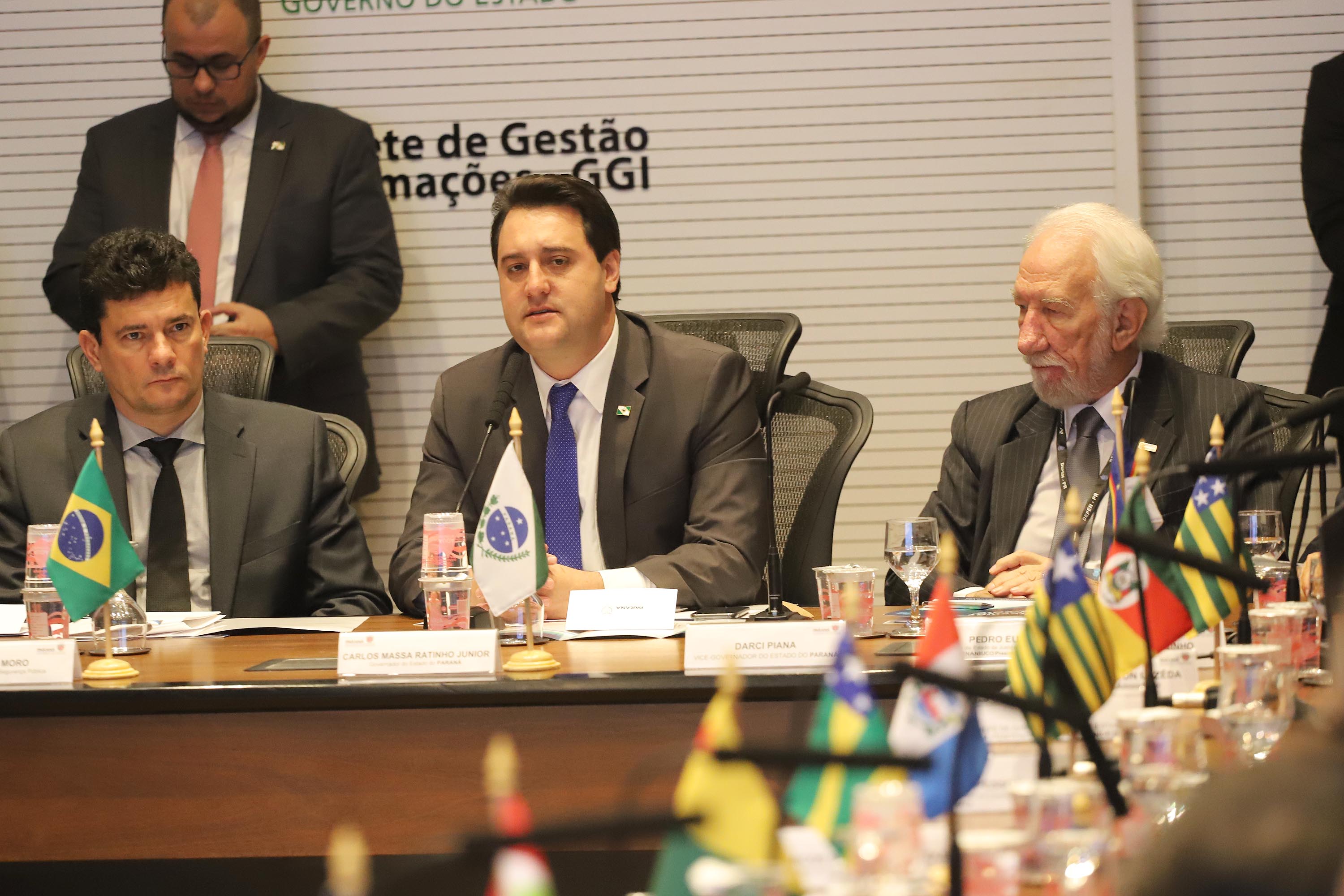 O governador Carlos Massa Ratinho Junior e o ministro da Justiça Sergio Moro, participaram da Encontro do Conselho Nacional de Secretários de Estado da Justiça, Cidadania, Direitos Humanos e Administração Penitenciária, que realiza-se no Palácio Iguaçu. Participaram: os secretários: de Segurança Pública, cel. Romulo Marinho Soares; entre outros.Curitiba, 04-10-19.Foto: Arnaldo Alves / AEN.