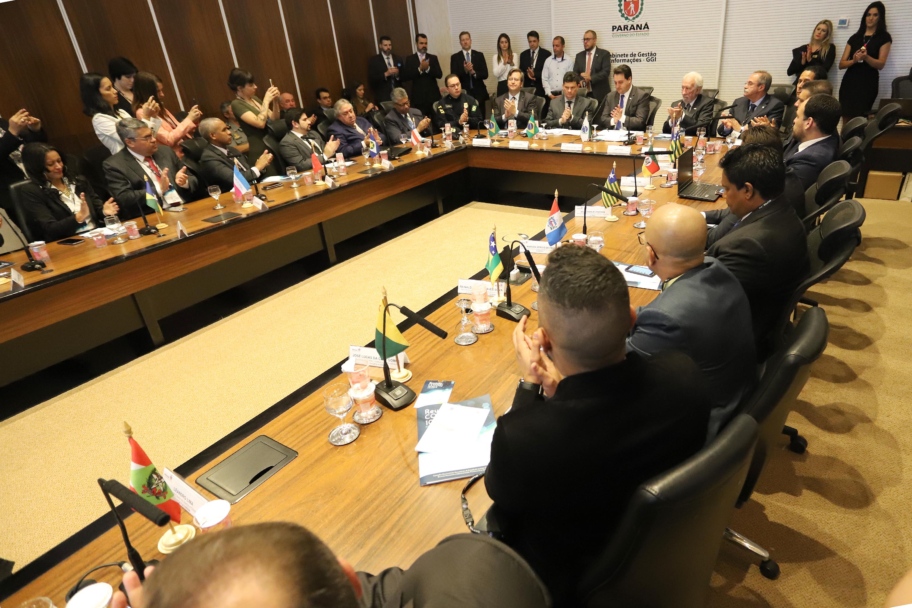 O governador Carlos Massa Ratinho Junior e o ministro da Justiça Sergio Moro, participaram da Encontro do Conselho Nacional de Secretários de Estado da Justiça, Cidadania, Direitos Humanos e Administração Penitenciária, que realiza-se no Palácio Iguaçu. Participaram: os secretários: de Segurança Pública, cel. Romulo Marinho Soares; entre outros.Curitiba, 04-10-19.Foto: Arnaldo Alves / AEN.