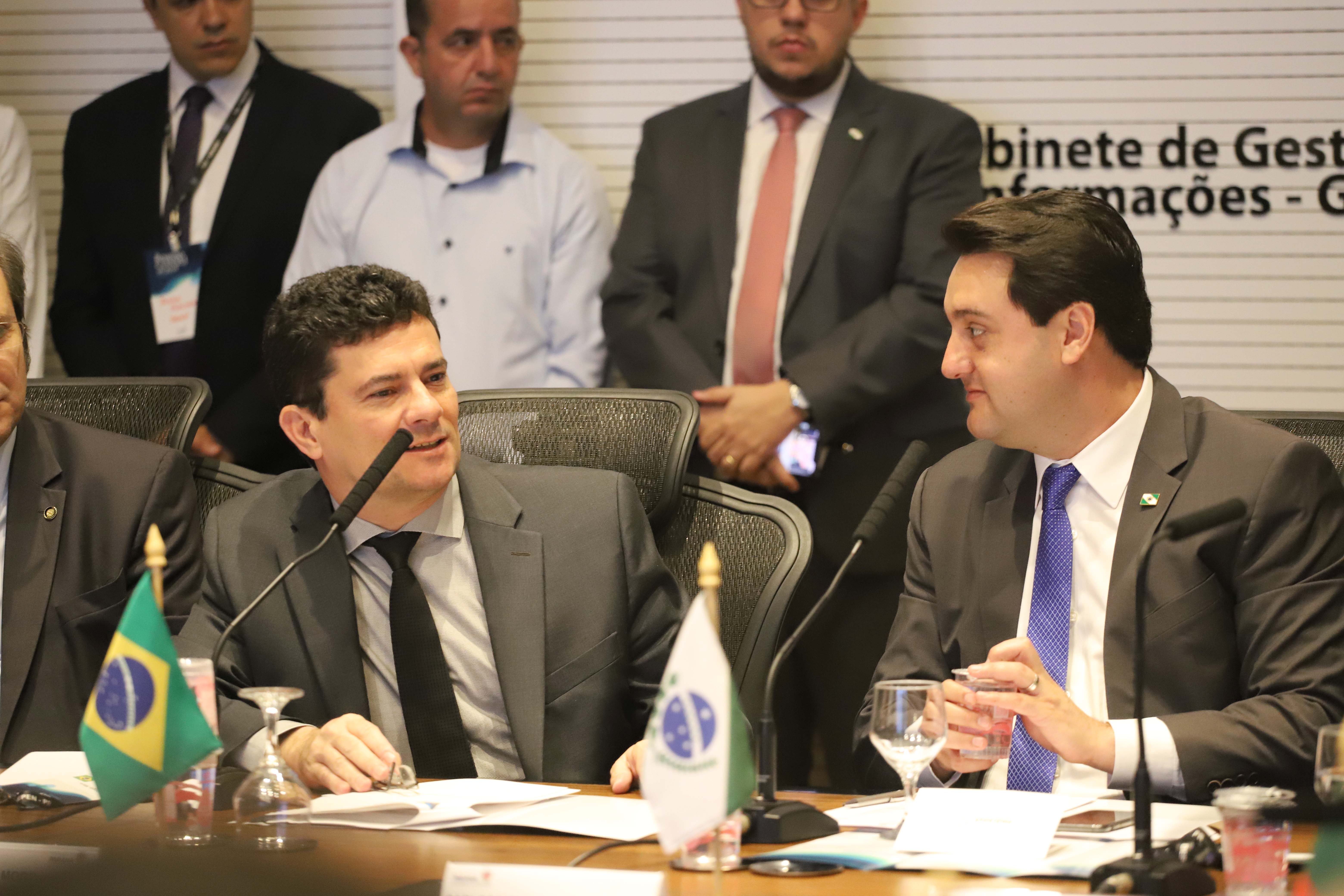 O governador Carlos Massa Ratinho Junior e o ministro da Justiça Sergio Moro, participaram da Encontro do Conselho Nacional de Secretários de Estado da Justiça, Cidadania, Direitos Humanos e Administração Penitenciária, que realiza-se no Palácio Iguaçu. Participaram: os secretários: de Segurança Pública, cel. Romulo Marinho Soares; entre outros.Curitiba, 04-10-19.Foto: Arnaldo Alves / AEN.
