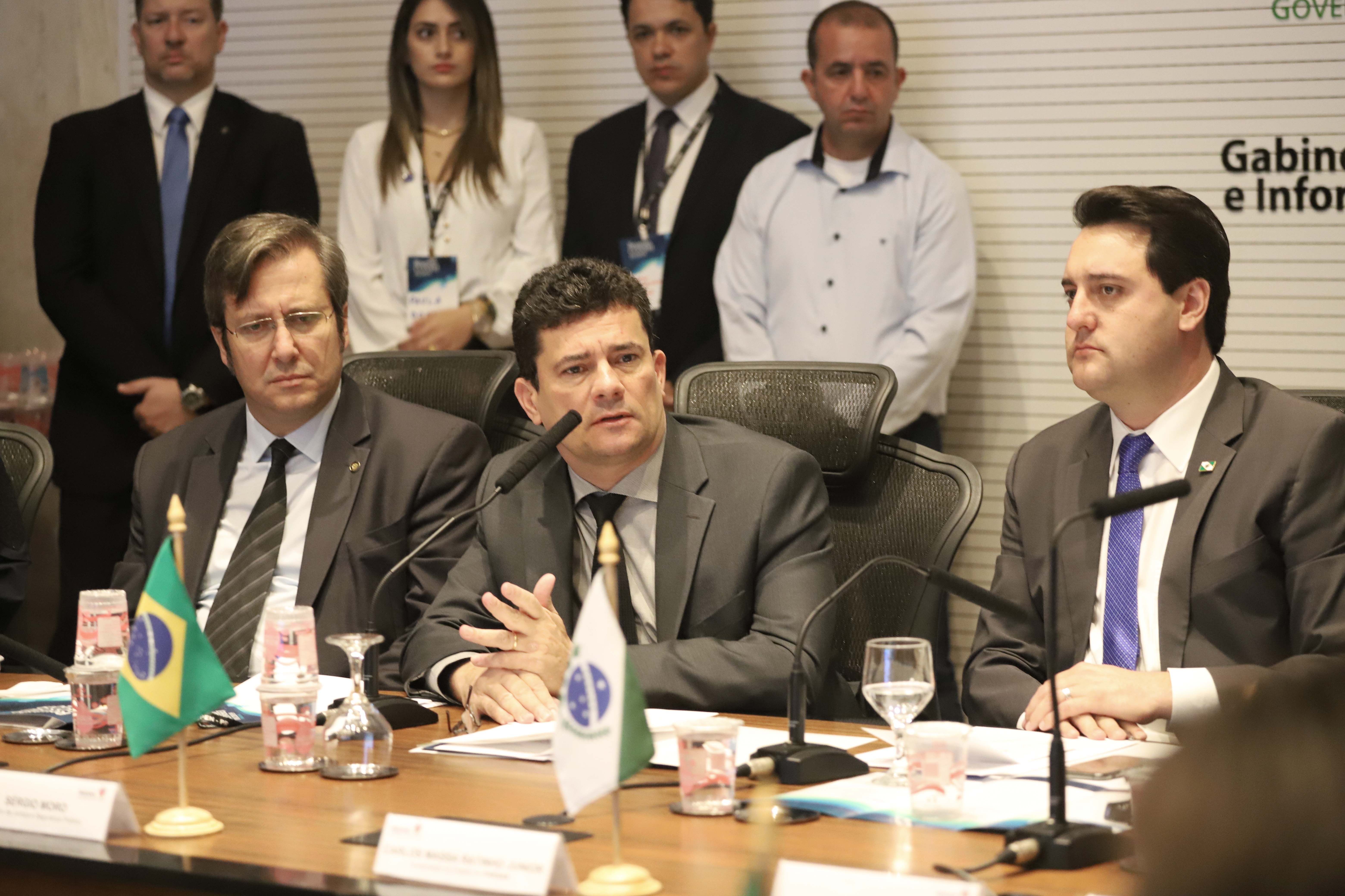 O governador Carlos Massa Ratinho Junior e o ministro da Justiça Sergio Moro, participaram da Encontro do Conselho Nacional de Secretários de Estado da Justiça, Cidadania, Direitos Humanos e Administração Penitenciária, que realiza-se no Palácio Iguaçu. Participaram: os secretários: de Segurança Pública, cel. Romulo Marinho Soares; entre outros.Curitiba, 04-10-19.Foto: Arnaldo Alves / AEN.