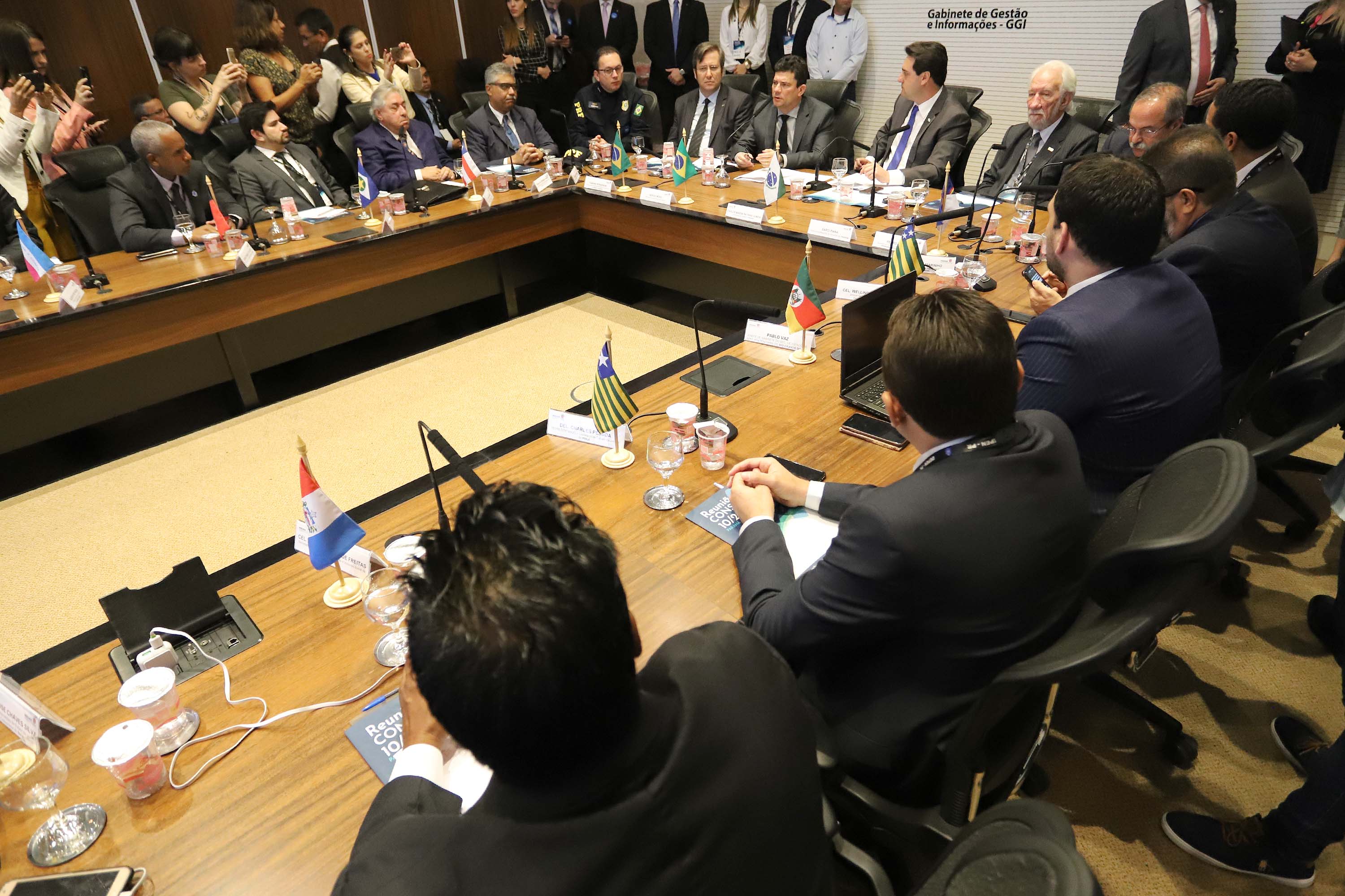 O governador Carlos Massa Ratinho Junior e o ministro da Justiça Sergio Moro, participaram da Encontro do Conselho Nacional de Secretários de Estado da Justiça, Cidadania, Direitos Humanos e Administração Penitenciária, que realiza-se no Palácio Iguaçu. Participaram: os secretários: de Segurança Pública, cel. Romulo Marinho Soares; entre outros.Curitiba, 04-10-19.Foto: Arnaldo Alves / AEN.