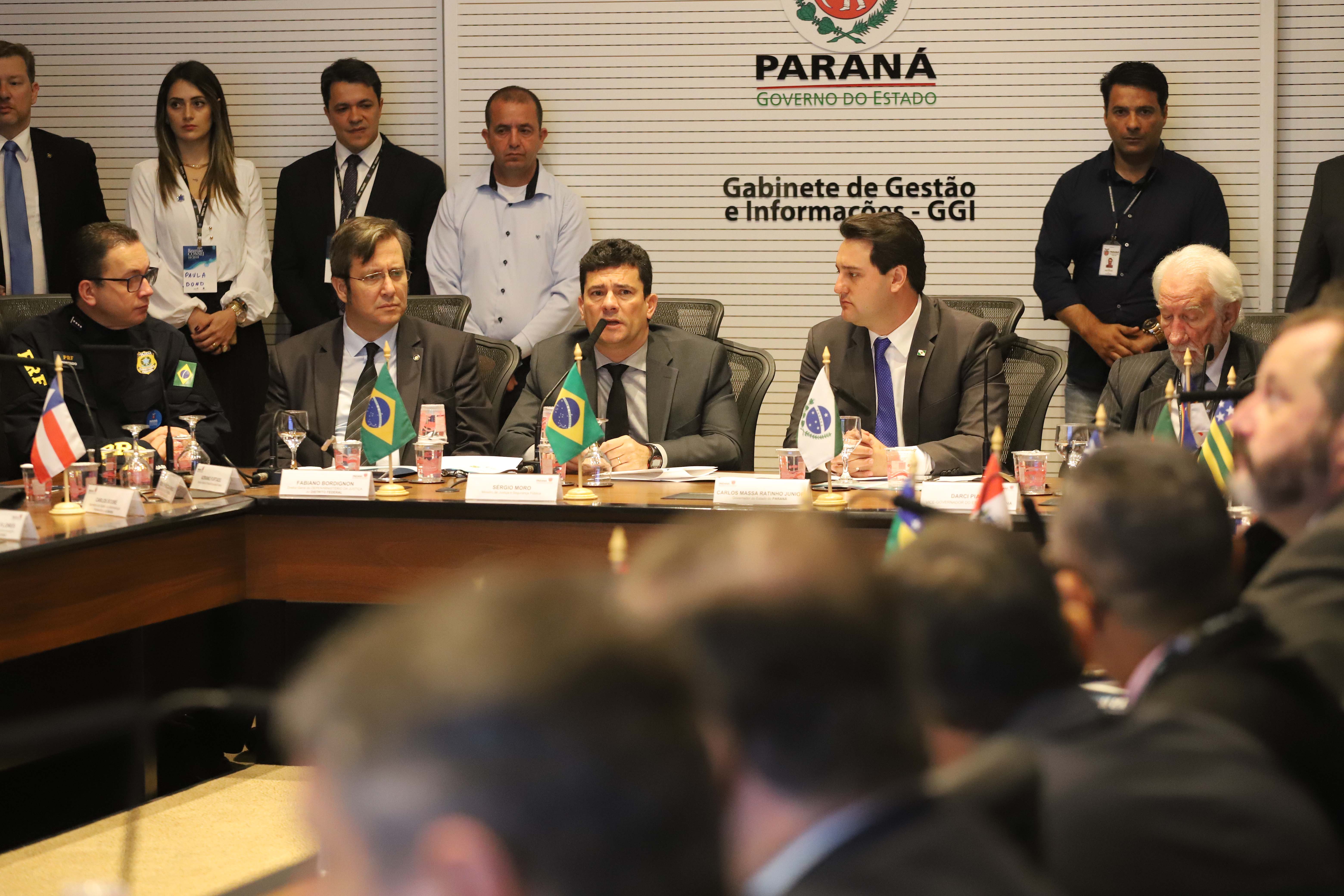 O governador Carlos Massa Ratinho Junior e o ministro da Justiça Sergio Moro, participaram da Encontro do Conselho Nacional de Secretários de Estado da Justiça, Cidadania, Direitos Humanos e Administração Penitenciária, que realiza-se no Palácio Iguaçu. Participaram: os secretários: de Segurança Pública, cel. Romulo Marinho Soares; entre outros.Curitiba, 04-10-19.Foto: Arnaldo Alves / AEN.
