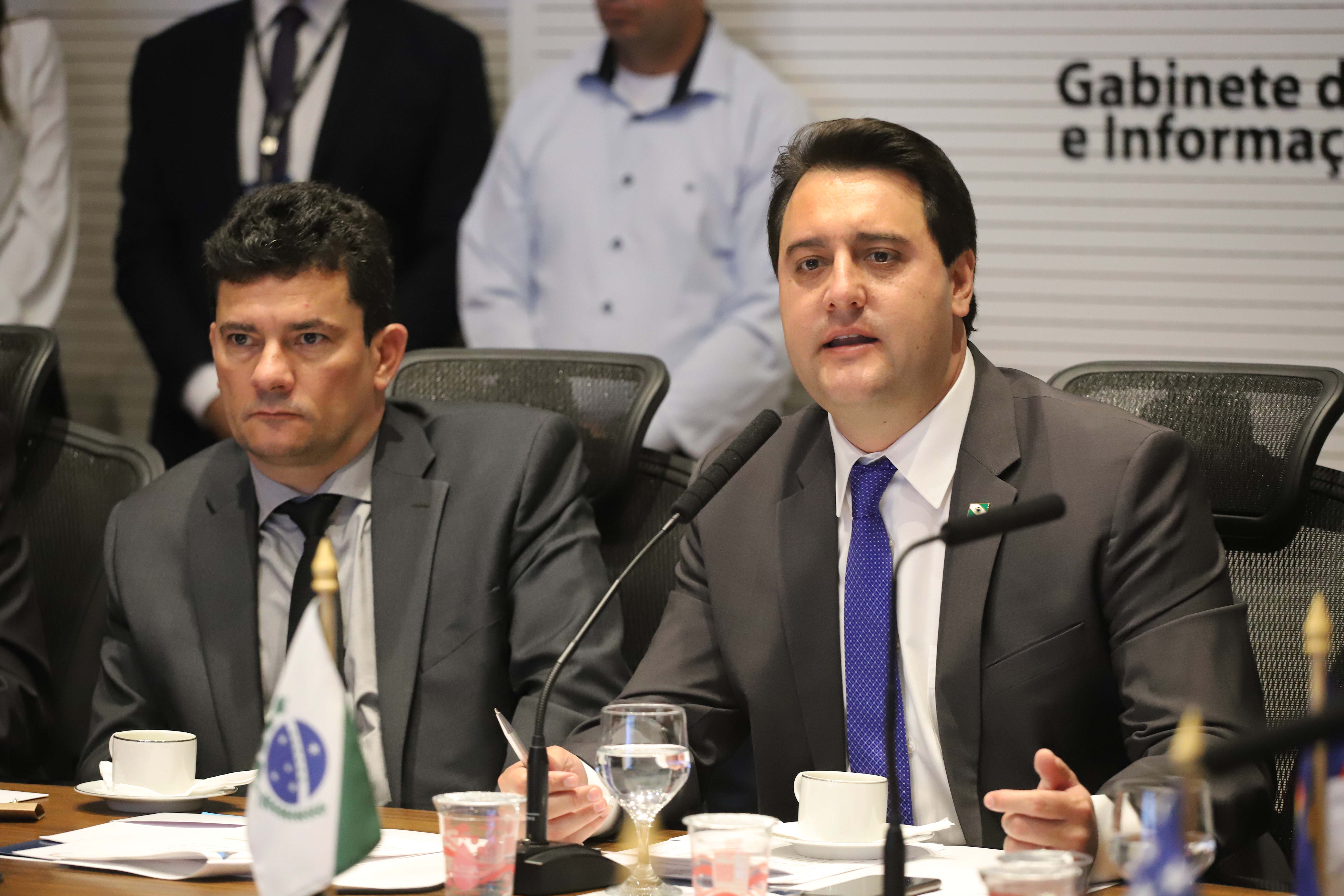 O governador Carlos Massa Ratinho Junior e o ministro da Justiça Sergio Moro, participaram da Encontro do Conselho Nacional de Secretários de Estado da Justiça, Cidadania, Direitos Humanos e Administração Penitenciária, que realiza-se no Palácio Iguaçu. Participaram: os secretários: de Segurança Pública, cel. Romulo Marinho Soares; entre outros.Curitiba, 04-10-19.Foto: Arnaldo Alves / AEN.