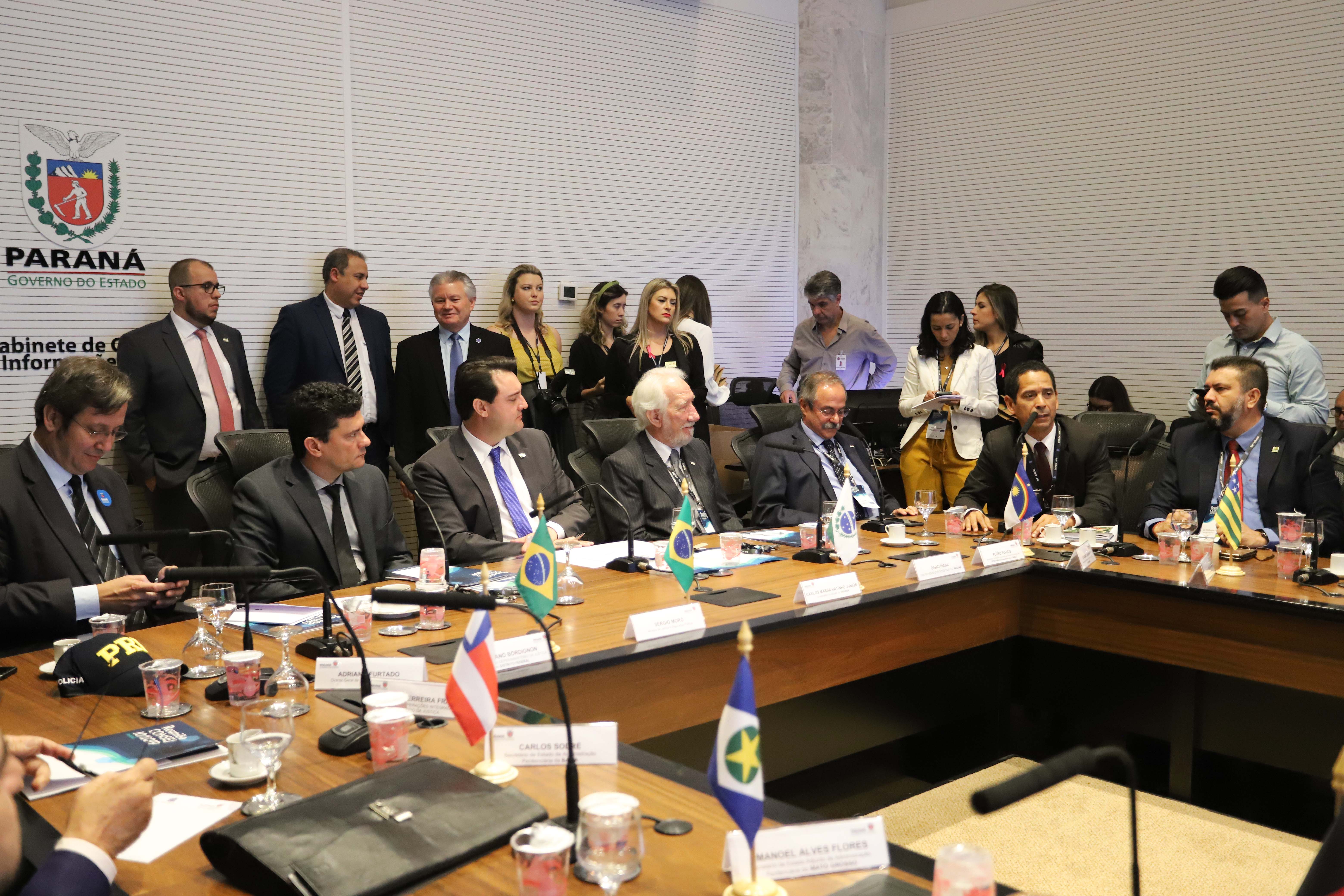 O governador Carlos Massa Ratinho Junior e o ministro da Justiça Sergio Moro, participaram da Encontro do Conselho Nacional de Secretários de Estado da Justiça, Cidadania, Direitos Humanos e Administração Penitenciária, que realiza-se no Palácio Iguaçu. Participaram: os secretários: de Segurança Pública, cel. Romulo Marinho Soares; entre outros.Curitiba, 04-10-19.Foto: Arnaldo Alves / AEN.