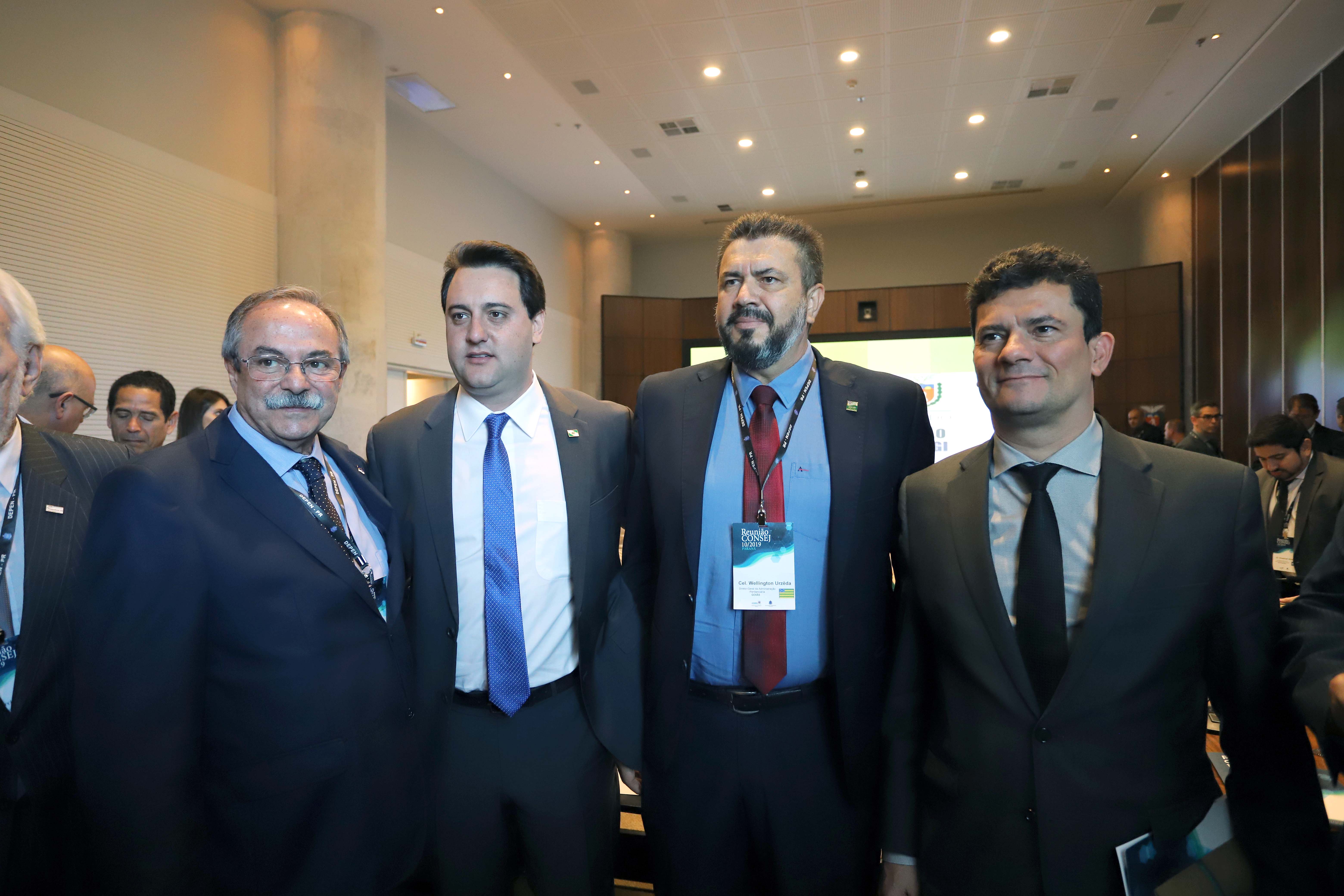 O governador Carlos Massa Ratinho Junior e o ministro da Justiça Sergio Moro, participaram da Encontro do Conselho Nacional de Secretários de Estado da Justiça, Cidadania, Direitos Humanos e Administração Penitenciária, que realiza-se no Palácio Iguaçu. Participaram: os secretários: de Segurança Pública, cel. Romulo Marinho Soares; entre outros.Curitiba, 04-10-19.Foto: Arnaldo Alves / AEN.