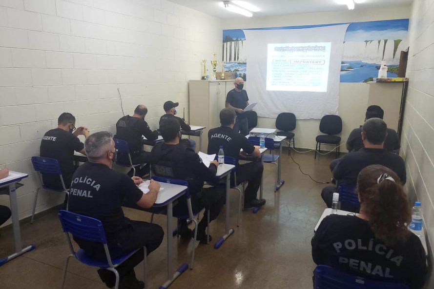 Agentes penitenciários do Departamento Penitenciário do Paraná participaram do curso Noções de Inteligência Penitenciária, promovida pela Escola de Formação e Aperfeiçoamento Penitenciário (Espen). Dividido em etapas, o curso teve término na última semana, em Curitiba.  -  Curitiba, 19/08/2021  -  Foto: Depen-Paraná