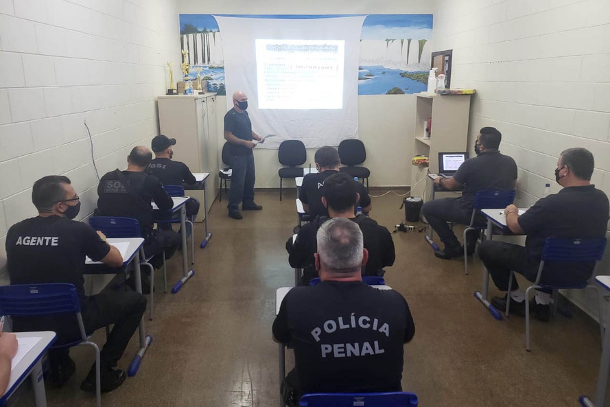 Agentes penitenciários do Departamento Penitenciário do Paraná participaram do curso Noções de Inteligência Penitenciária, promovida pela Escola de Formação e Aperfeiçoamento Penitenciário (Espen). Dividido em etapas, o curso teve término na última semana, em Curitiba.  -  Curitiba, 19/08/2021  -  Foto: Depen-Paraná