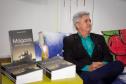 Policial penal da regional de Londrina publica livro de poesias