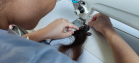 Reintegração social e solidariedade: mulheres privadas de liberdade produzem próteses capilares para pacientes com câncer