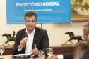 O Paraná cria escritório social para atender indivíduos que deixam o sistema prisional e passam a usar tornozeleira eletrônica. A abertura foi autorizada pelo governador Beto Richa, nesta terça-feira (06/06). O local ofertará diversos serviços de cidadania para auxiliar na reintegração social.Curitiba, 06-06-17.Foto: Arnaldo Alves / ANPr.