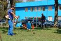 O Colégio Estadual Paulo Leminski, em Curitiba, está passando por obras de reparo, incluindo pintura e jardinagem. O trabalho é feito por detentos que participam do projeto Mãos Amigas, uma parceria entre as secretaria estaduais da Educação e da Justiça, Cidadania e Direitos Humanos. 