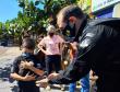 Em Cascavel, agentes do SOE homenageiam criança protetora dos animais e são homenageados pelo garoto