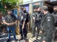 Em Cascavel, agentes do SOE homenageiam criança protetora dos animais e são homenageados pelo garoto