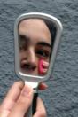 ppl se olhando no espelho