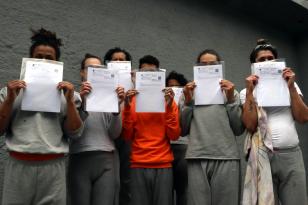ppls trans segurando novo documento
