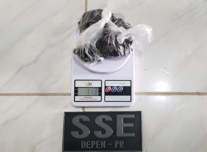 imagens dos materiais apreendidos sendo pesados