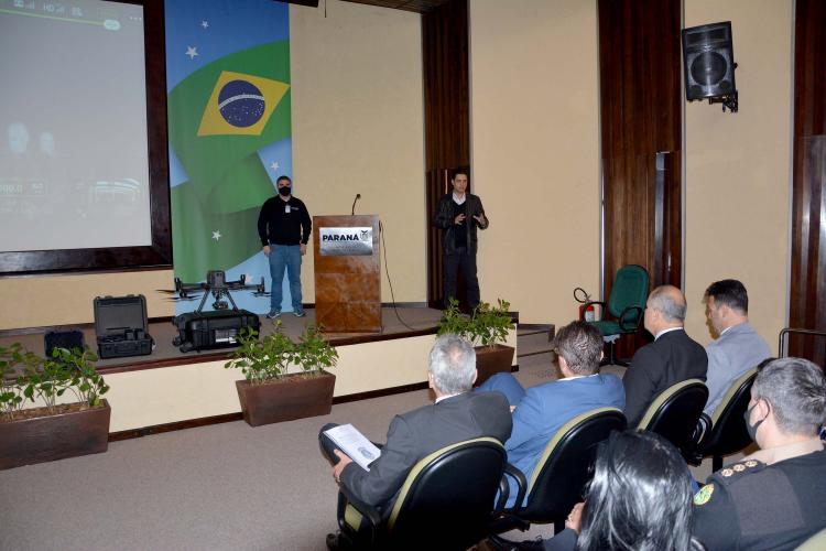 Pessoas sentada no auditório