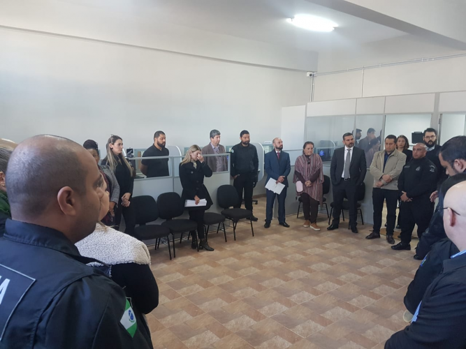 servidores reunidos dentro da sala do parlatorio