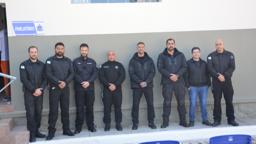 servidores reunidos em frente ao parlatorio