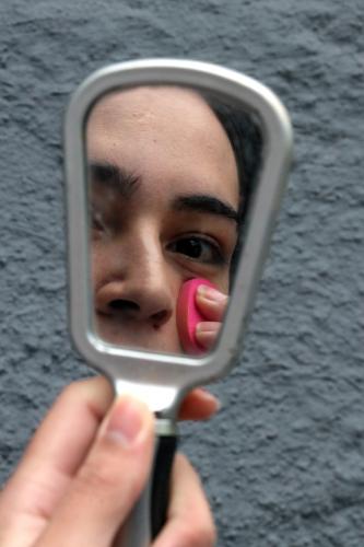 ppl se olhando no espelho