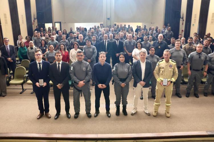 Sistema Penitenciário do Paraná celebra 117 anos com solenidade marcada por homenagens, palestras e reconhecimento institucional