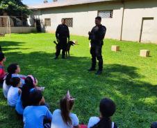 Cães da Polícia Penal realizam show para crianças de projeto social em Foz do Iguaçu