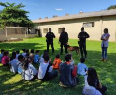 Cães da Polícia Penal realizam show para crianças de projeto social em Foz do Iguaçu