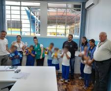 Ação de Páscoa entrega amigurumis produzidos pela Cadeia Pública Hildebrando de Souza a alunos excepcionais de Ponta Grossa