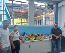 Ação de Páscoa entrega amigurumis produzidos pela Cadeia Pública Hildebrando de Souza a alunos excepcionais de Ponta Grossa