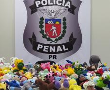 Ação de Páscoa entrega amigurumis produzidos pela Cadeia Pública Hildebrando de Souza a alunos excepcionais de Ponta Grossa