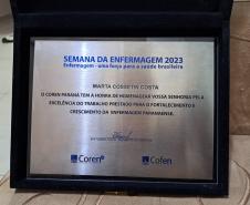 Profissional de saúde da Polícia Penal do Paraná recebe prêmio do Conselho Regional de Enfermagem em Cascavel