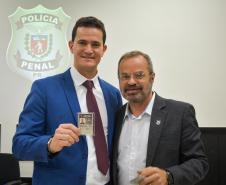 Polícia Penal do Paraná inicia entrega de novas identidades funcionais aos servidores