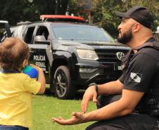 Crianças e adolescentes em acolhimento social de Cascavel recebem visita e presentes de policiais penais