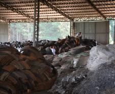 Mão de obra prisional transforma pneus usados em matéria-prima para asfalto no Paraná