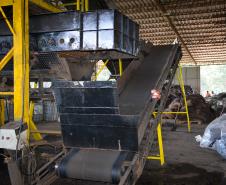 Mão de obra prisional transforma pneus usados em matéria-prima para asfalto no Paraná