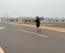 Corredor de rua percorre 18 km com o propósito de destacar o trabalho da Polícia Penal em Cascavel