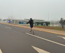 Corredor de rua percorre 18 km com o propósito de destacar o trabalho da Polícia Penal em Cascavel