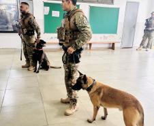 Polícia Penal faz apresentação com cães em escola municipal de Paiçandu em homenagem ao Dia das Crianças