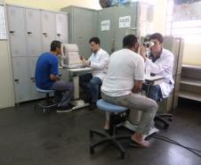 Presos da Penitenciária Estadual de Londrina (PEL) participaram do 4º Mutirão de Oftalmologia, na última semana. Dos 59 atendimentos realizados, 36 deles resultaram na prescrição de óculos, cinco receberam indicação de uso de medicamento e cinco foram encaminhados para acompanhamento específico no hospital. Dos cinco presos encaminhados para o hospital, um obteve indicação de cirurgia de catarata e outro para condução de tratamento de ceratocone. 
